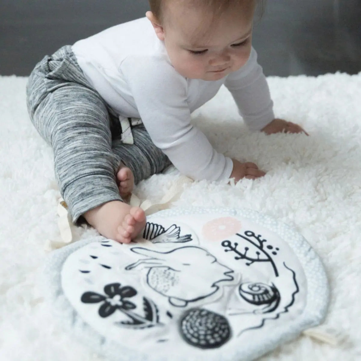 Petit tapis d'activité rond en coton bio Wee Gallery - Meadow - Lilinappy