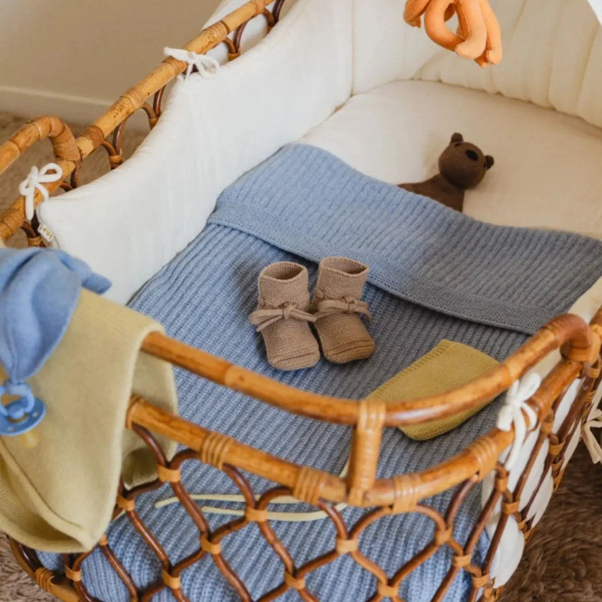 Couverture bébé Kiki en laine d’agneau mérinos Hvid – Frost Blue - Lilinappy