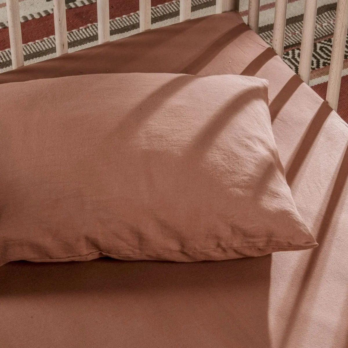 Taie d’oreiller bébé en coton bio Kadolis - Terracotta 40x60cm