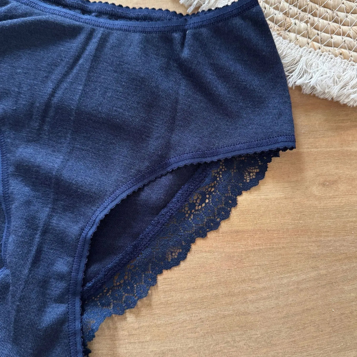Culotte femme laine mérinos et soie à dentelle Engel Natur – bleu marine
