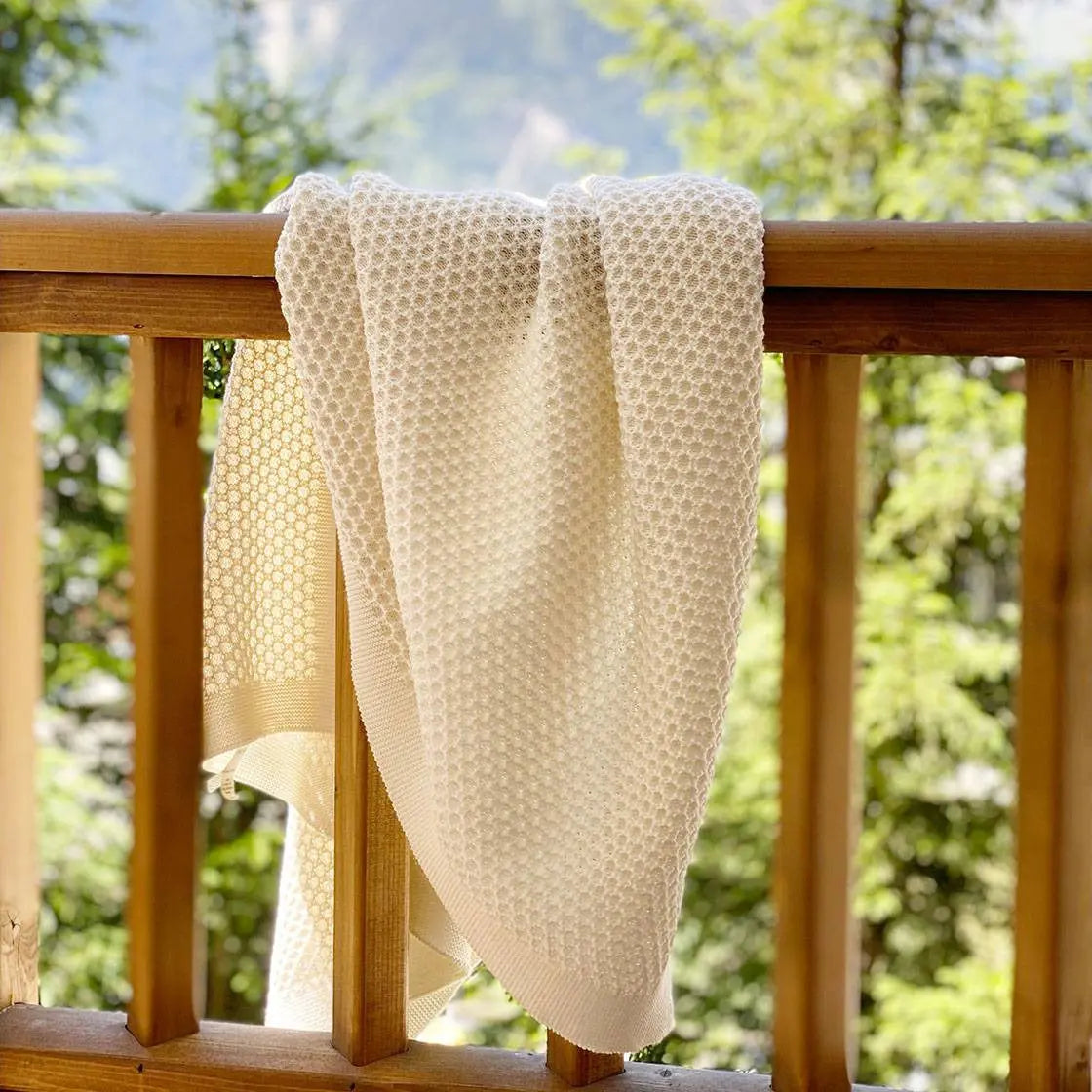 Couverture bébé nid d'abeilles en laine Disana - Cassis