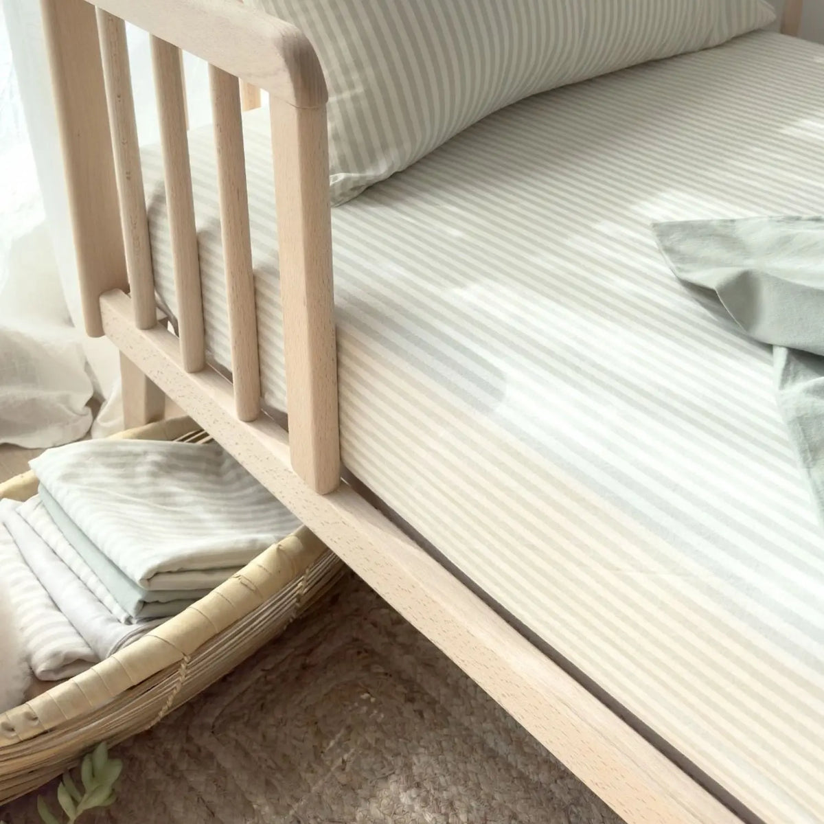 Drap-housse pour lit bébé en coton bio Kadolis - Rayé Tilleul
