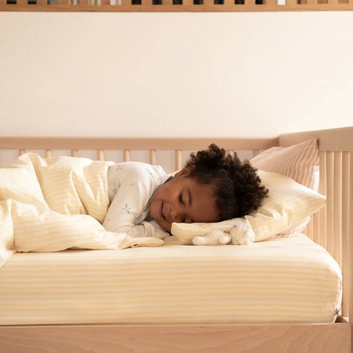 Drap housse coton bio Kadolis pour lit enfant - Rayures jaunes