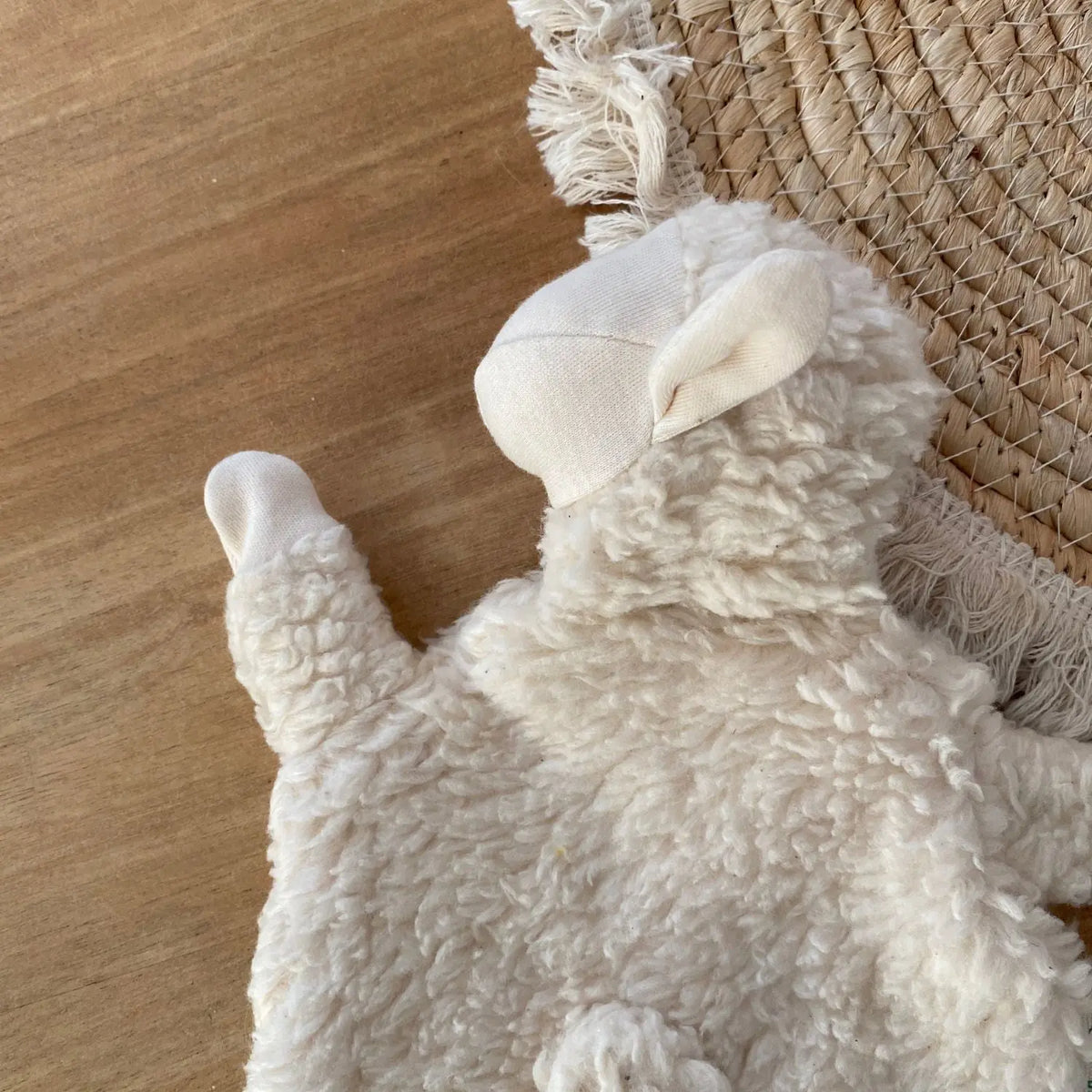 Doudou mouton en coton bio Pitigaïa