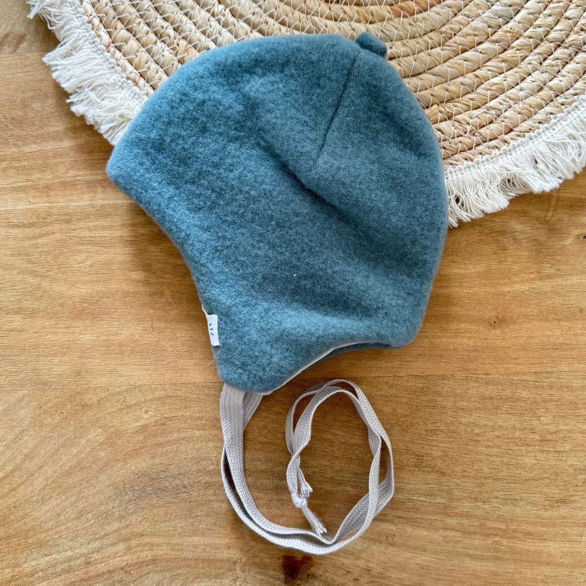 Bonnet bébé à nouer en polaire de laine bio Popolini – Sage green - Lilinappy