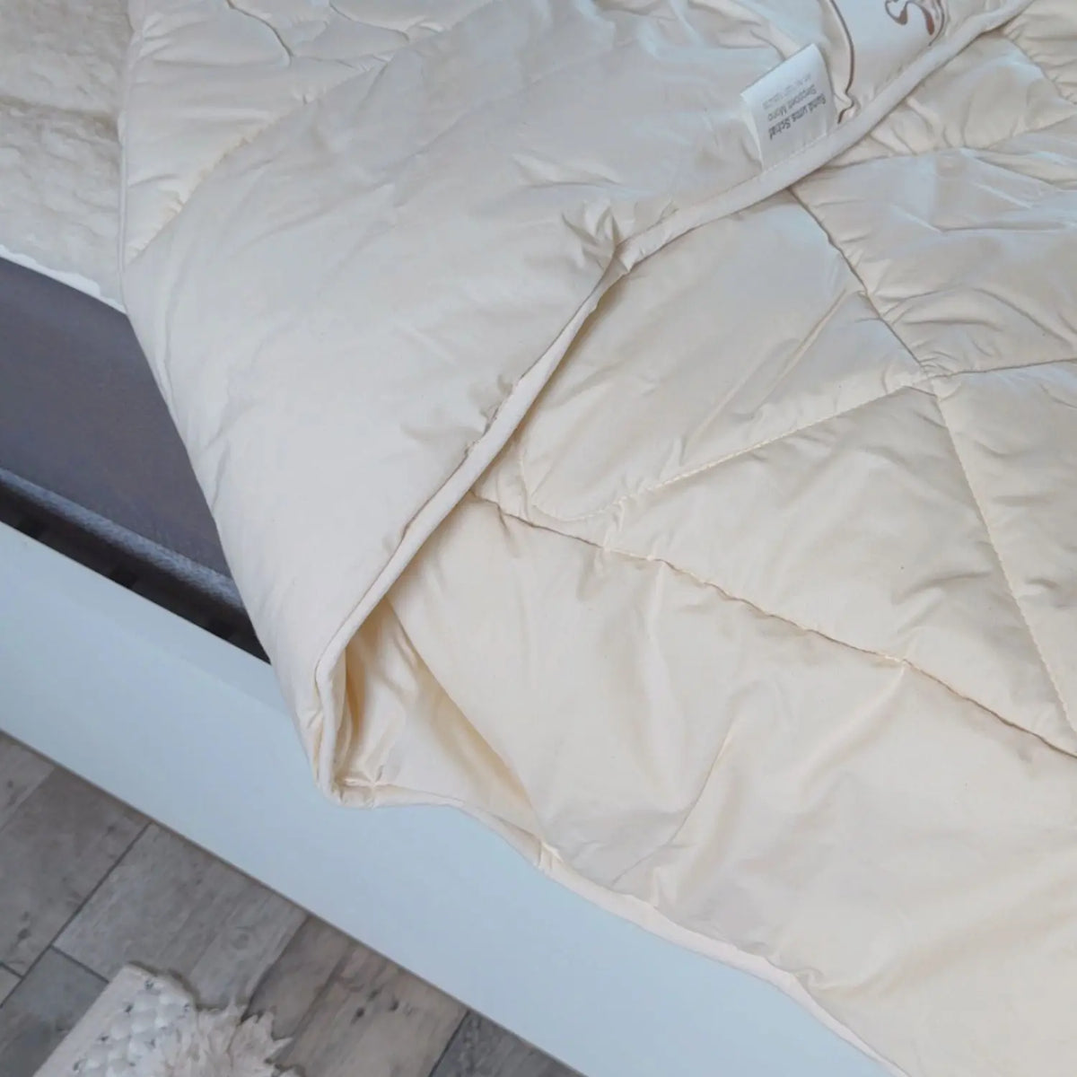 Couette matelassée MONO en laine de mouton bio Saling