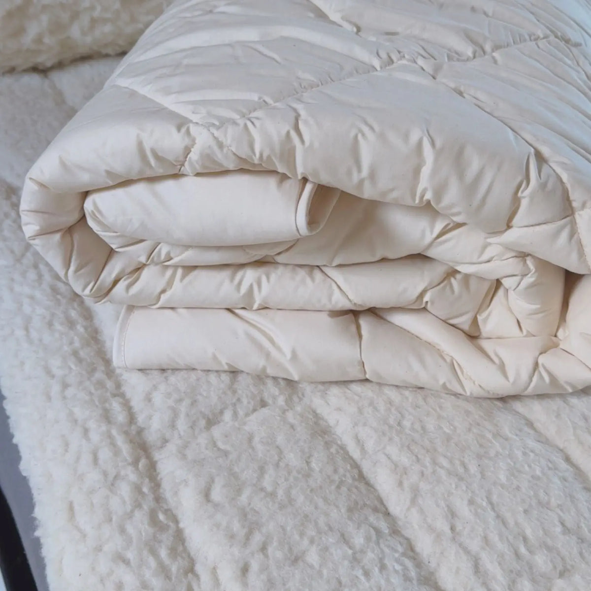 Couette matelassée MONO en laine de mouton bio Saling