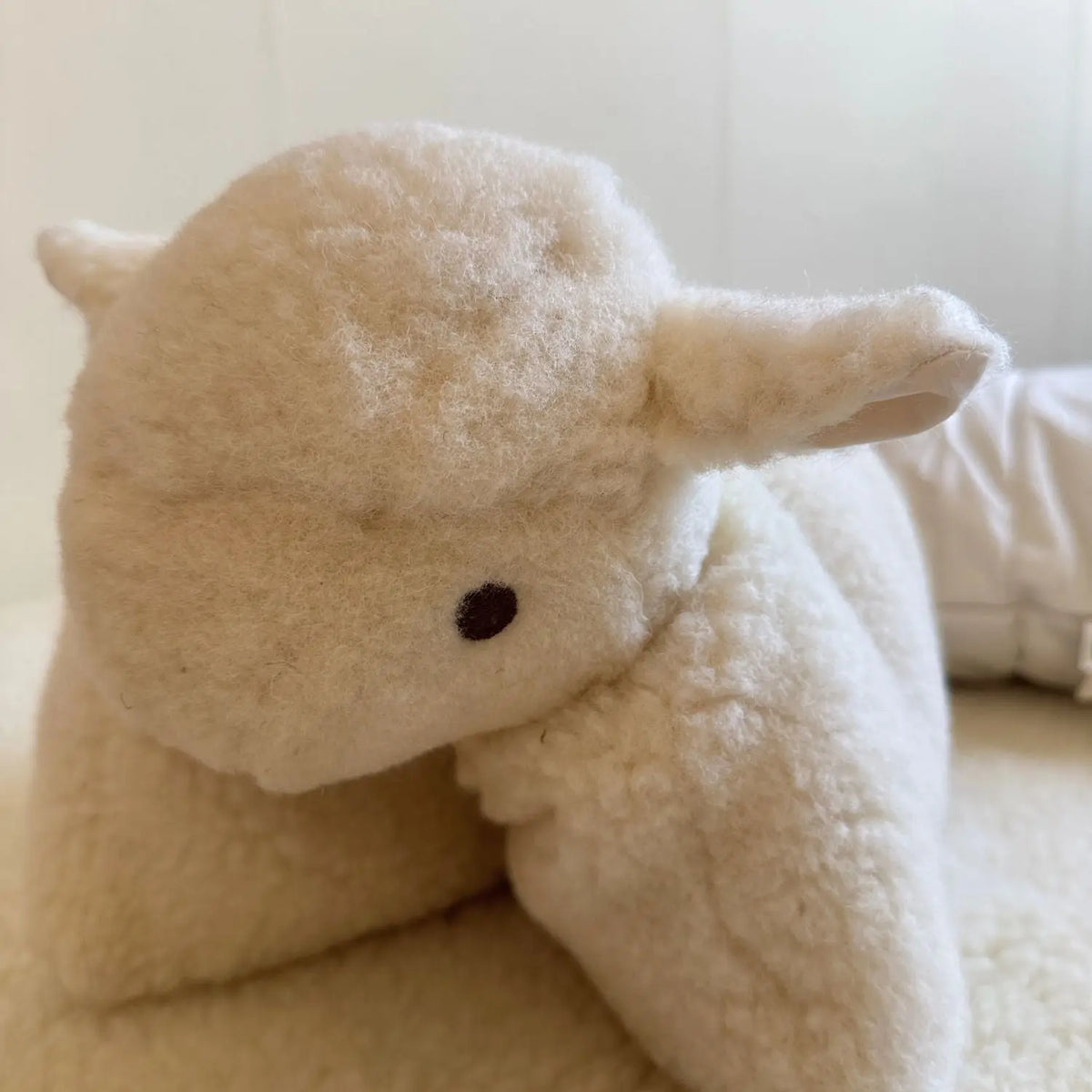 Coussin doudou mouton en laine vierge Sassoupi