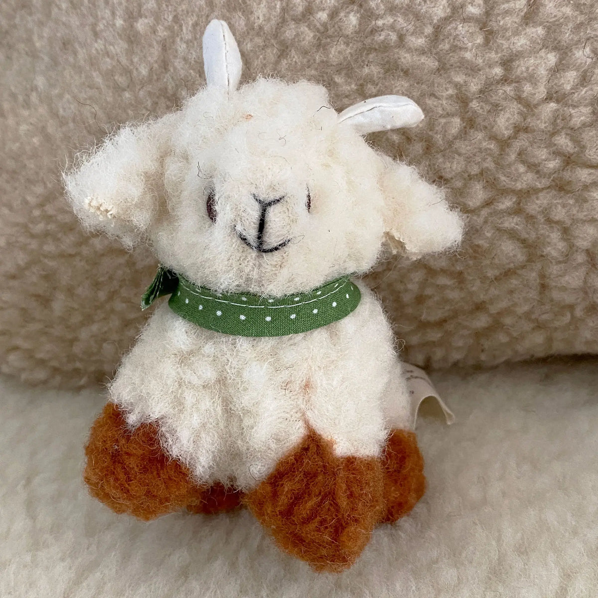 Petit doudou mouton bélier en laine vierge Sassoupi