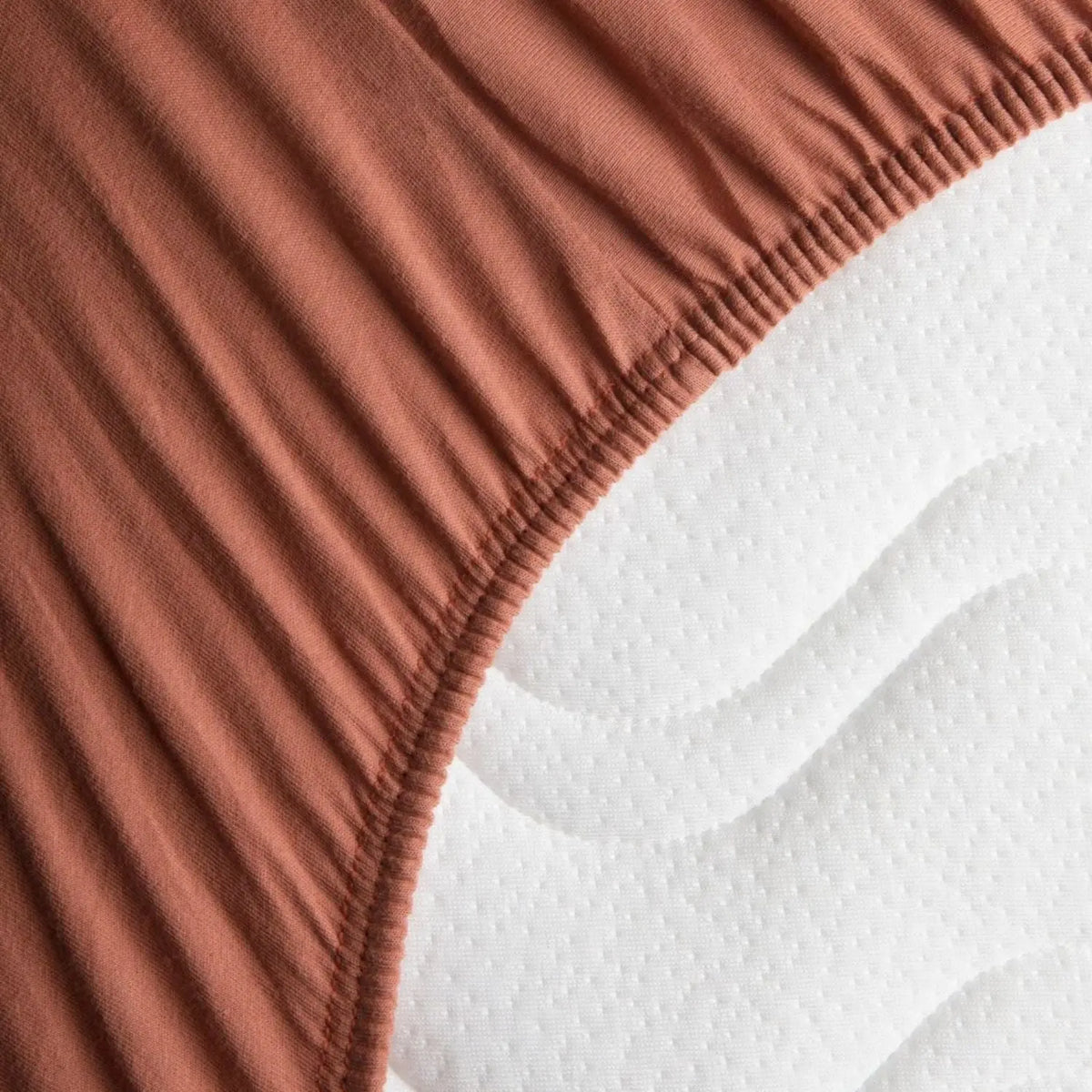 Drap housse en jersey de coton bio Kadolis pour lit bébé - Terracotta 