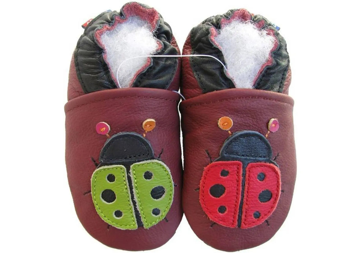 Chaussons cuir souple Coccinelles fond bordeaux Carozoo