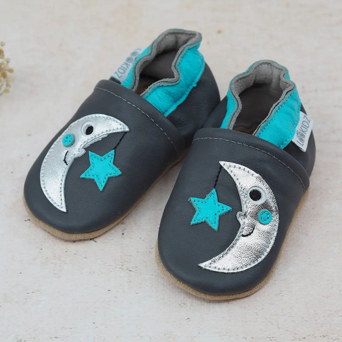 Chaussons en cuir souple Lookidz - Lune fond gris - Lilinappy