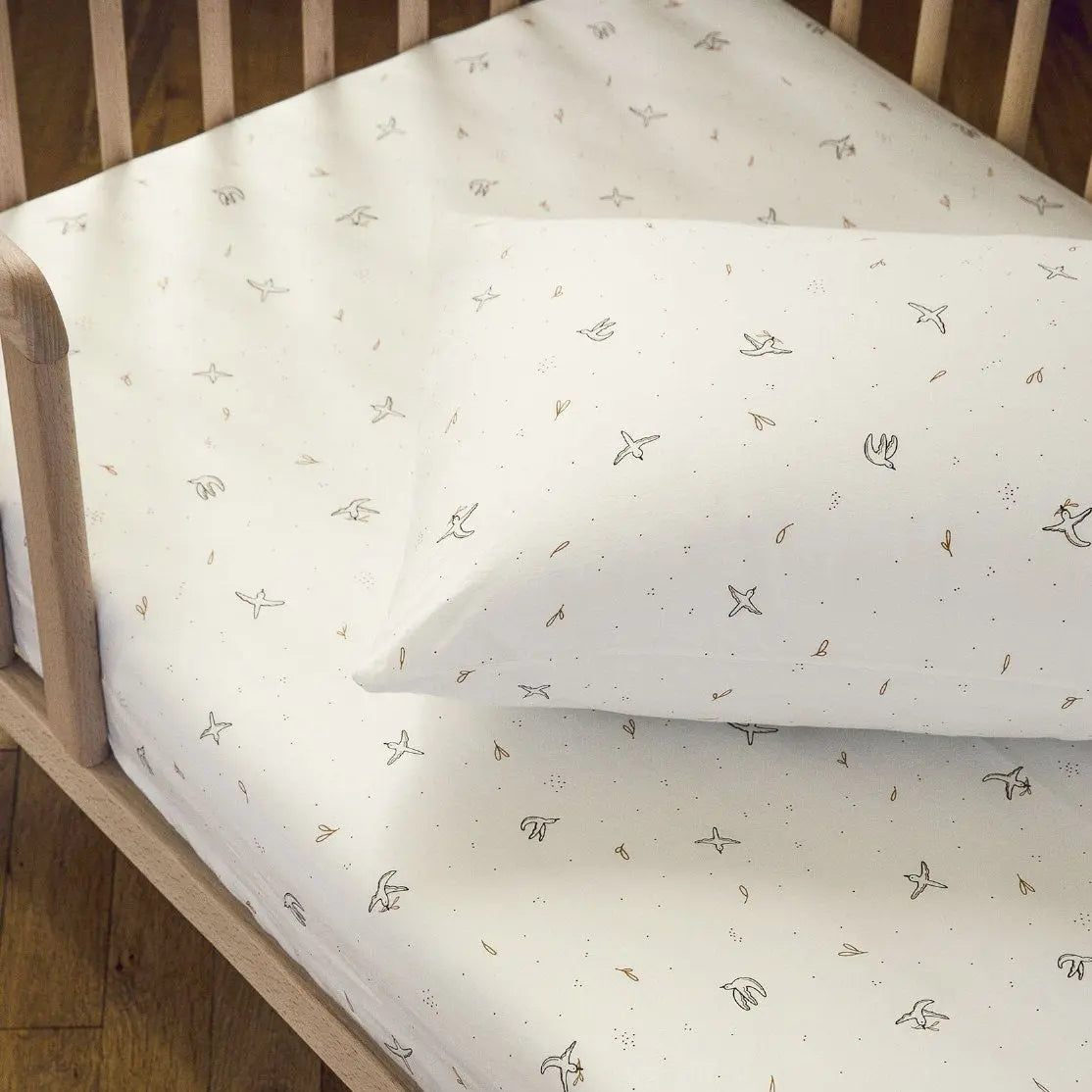 Taie d’oreiller bébé en coton bio Kadolis - L'envolée 