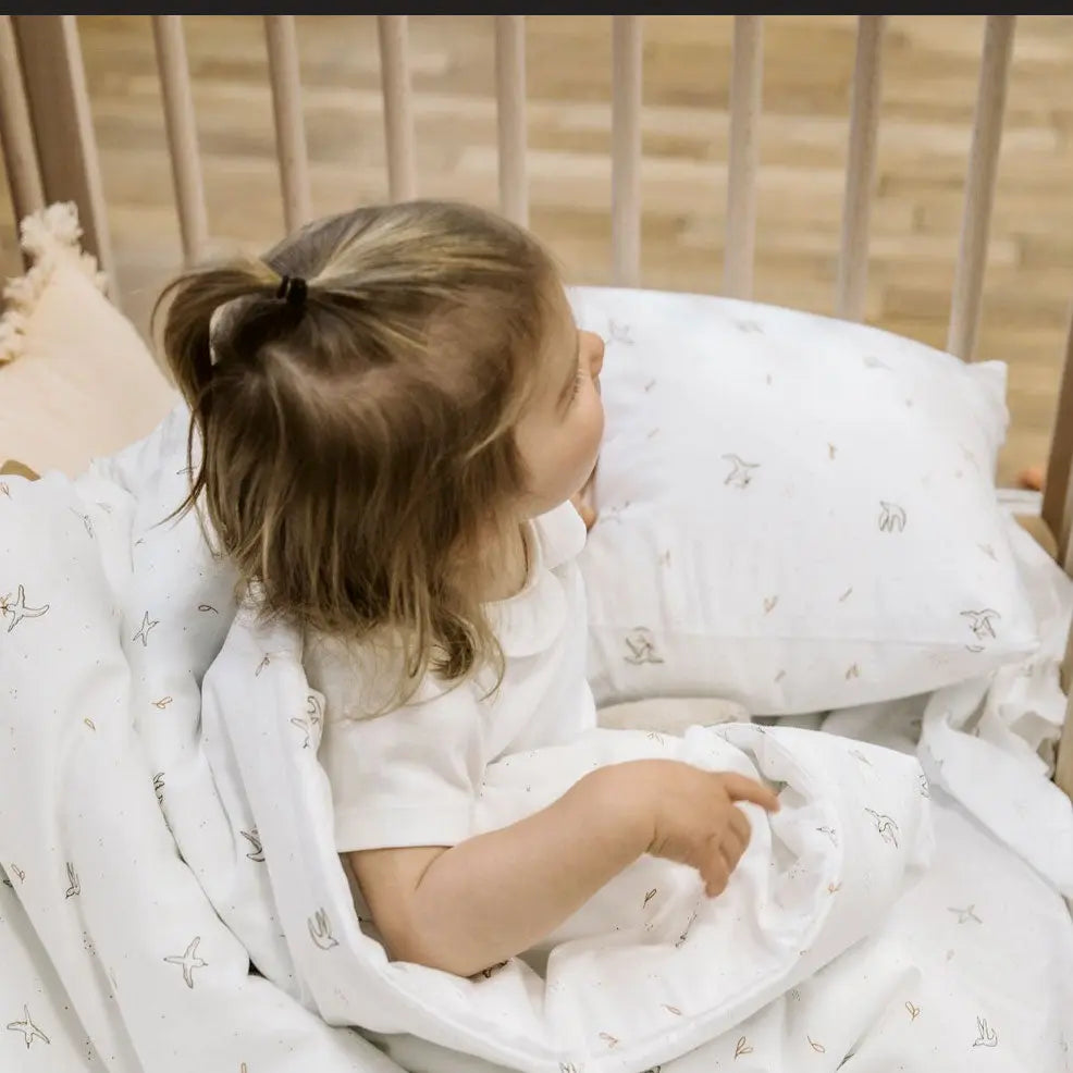 Taie d’oreiller bébé en coton bio Kadolis - L'envolée 