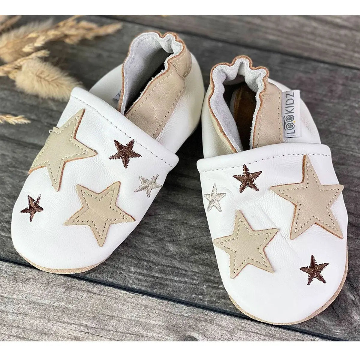Chaussons en cuir souple Lookidz - Beige stars - Lilinappy