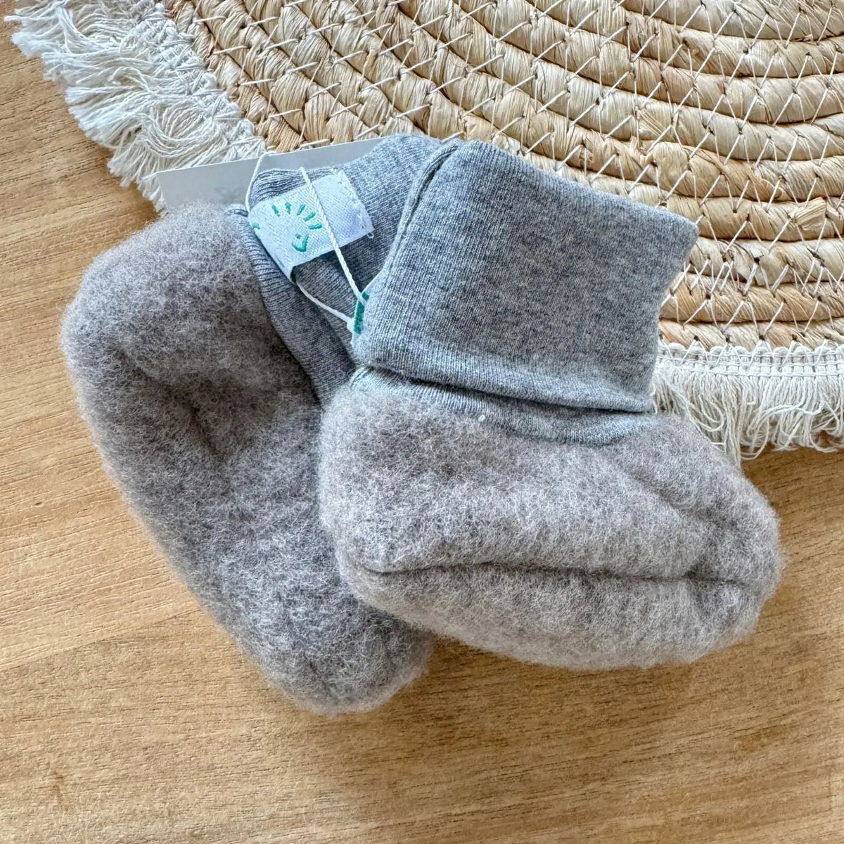 Chaussons bébé en polaire de laine bio Popolini – Sable