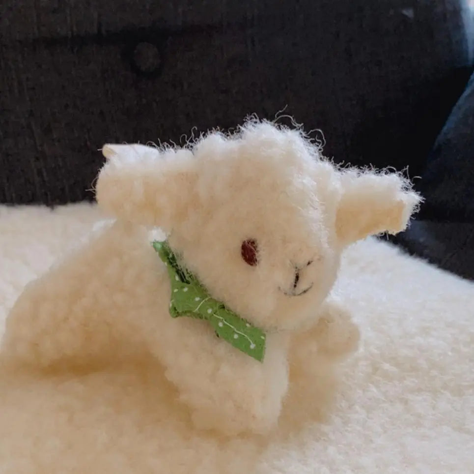 Petit doudou mouton en laine vierge Sassoupi 