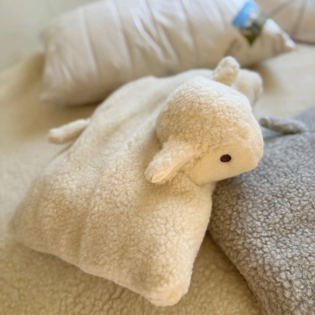 Coussin doudou mouton en laine vierge Sassoupi 