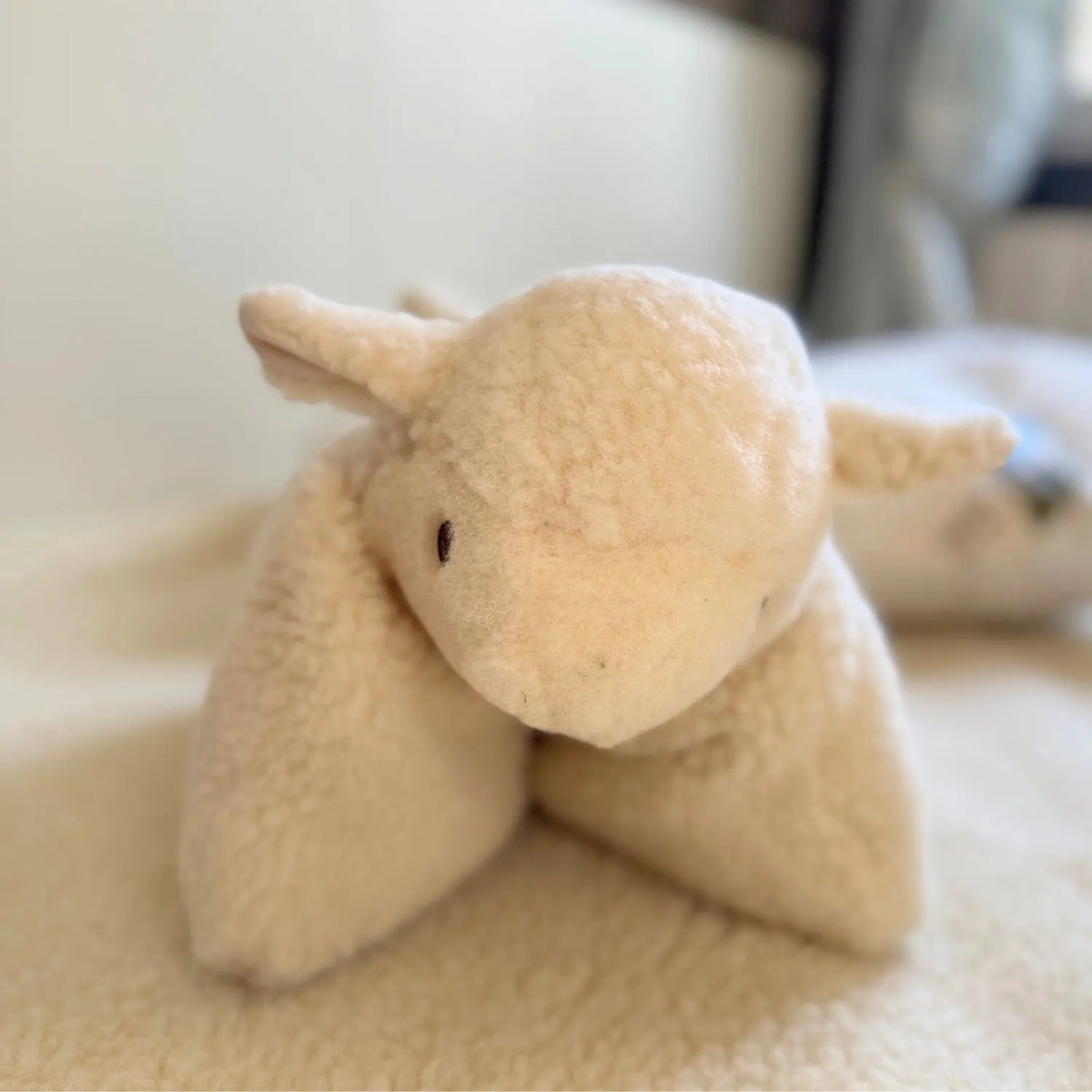Coussin doudou mouton en laine vierge Sassoupi 